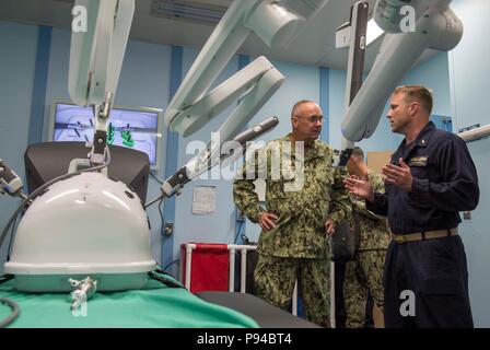 180712-N-MD713-0237 de l'OCÉAN PACIFIQUE (12 juillet 2018) Vice-amiral. Forrest Faison (à gauche), directeur général des services de la Marine et chef du Bureau de la marine américaine de médecine et de chirurgie (BUMED), parle avec le Lieutenant Cmdr. Kyle Gadbois, directrice des services chirurgicaux à bord de la commande de transport maritime militaire navire-hôpital USNS Mercy (T-AH 19), alors qu'à bord d'un navire tour et Admiral's appeler au cours de l'exercice Rim of the Pacific (RIMPAC), le 12 juillet. Vingt-cinq nations, plus de 45 navires et sous-marins, environ 200 avions et 25 000 personnes participent à l'EXERCICE RIMPAC du 27 juin au 2 août dans et autour des îles Hawaï, etc. Banque D'Images