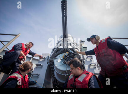 180712-N-VQ841-0380 de l'OCÉAN PACIFIQUE (12 juillet 2018) marins effectuer la maintenance d'une phalange système de fermeture (CIWS) à bord de la classe Nimitz porte-avions USS Carl Vinson (CVN 70). (U.S. Photo par marine Spécialiste de la communication de masse Seaman Ethan J. Soto/libérés) Banque D'Images