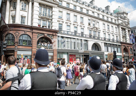 Les protestataires au Carnaval de résistance, l'anti-Trump protestation organisée à Londres, le 13 juillet 2018. Banque D'Images