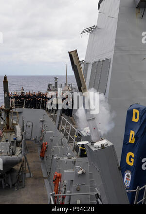 180712-N-H193-0026 de l'OCÉAN PACIFIQUE (Juillet 12, 2018) missiles USS Sterett (DDG 104) lance une série d'une marque Nulka Decoy 234 Système de lancement au cours de la phase en cours de l'exercice Rim of the Pacific (RIMPAC) . Vingt-cinq nations, 46 navires, 5 sous-marins, environ 200 avions et 25 000 personnes participent à l'EXERCICE RIMPAC du 27 juin au 2 août dans et autour des îles Hawaï et la Californie du Sud. Le plus grand exercice maritime international RIMPAC, fournit une formation unique alors que la promotion et le soutien de relations de coopération entre les participants Banque D'Images