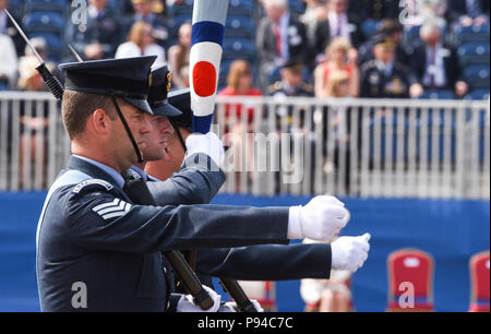 Les membres de la Royal Air Force (RAF) Regiment effectuer pour une foule de visiteurs de marque au cours de la Royal International Air Tattoo 2018 (RIAT) à RAF Fairford, Royaume-Uni (UK) le 13 juillet 2018. Cette année, l'riat a célébré le 100e anniversaire de la RAF et a mis en relief les États-Unis, toujours solide alliance avec le Royaume-Uni. Banque D'Images