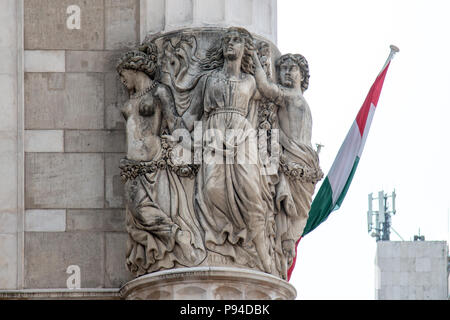 Close up of architectural sculptures sur une colonne sur le deuxième plus grand Budapest concert hall, situé sur la rive est du Danube à Budapest, Hongrie Banque D'Images