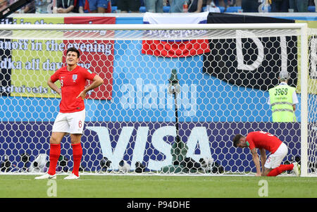 Harry l'Angleterre Maguire (gauche) a l'air déprimé après la Belgique score leur deuxième but pendant la Coupe du Monde de la troisième place match play-off à Saint Petersbourg Stadium. Banque D'Images