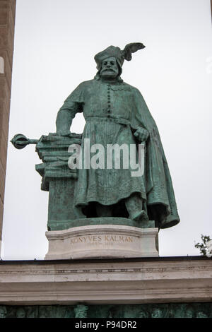 Une statue du Roi Coloman de Hongrie dans la Colonnade de gauche le monument du millénaire en place des Héros, à Budapest. Banque D'Images