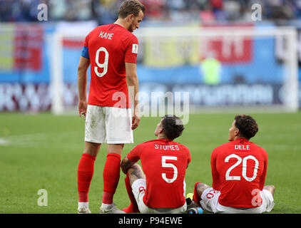 Harry l'Angleterre Kane (à gauche) avec Jean Pierre (centre) et alli Dele après la Coupe du Monde de la troisième place match play-off à Saint Petersbourg Stadium. Banque D'Images