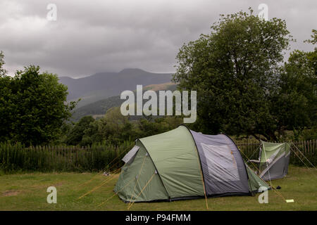 Les campeurs au cercle de pierres de Castlerigg dans le Lake District se préparer à Storm Hector qui doit arriver du jour au lendemain. Les nuages de tempête sont vus plus de Derwent Water et les montagnes de Cumbrie, vu du cercle de pierres de Castlerigg. Doté d''atmosphère : où : cercle de pierres de Castlerigg, Royaume-Uni Quand : 13 juin 2018 Source : WENN.com Banque D'Images