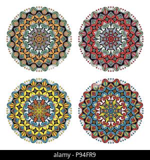 Ensemble de quatre mandalas de fleurs de différentes couleurs. Ornement circulaire ethnique oriental. Illustration de Vecteur