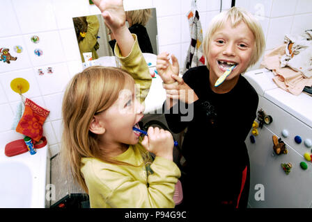 Emma und Tom haben Spaß beim Zähne putzen. Banque D'Images