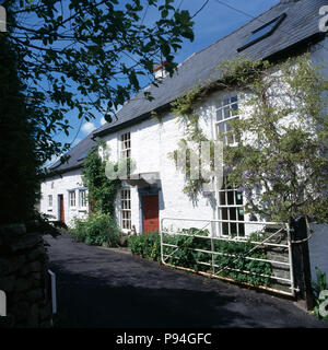 5-bar ouvert metal gate au blanc chalet avec toit en ardoise Banque D'Images