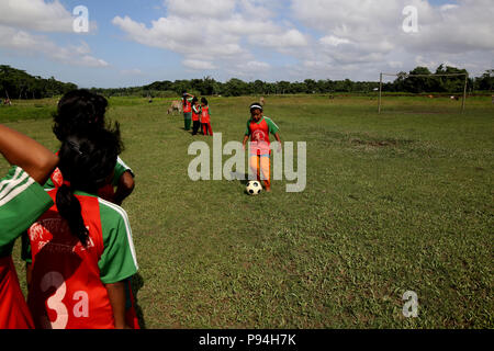 Dhaka, Bangladesh. Les Bangladaises prendre part à une pratique saison à Kalsindur village, près de la frontière avec l'Inde, au Bangladesh, le 10 juillet 2018. Kalsindur est le plus lointain village de Bangladesh délimité par du Meghalaya en Inde. Plus de 10 filles de l'Kalsindur ont joué sur le village Bangladesh Women's national team. Asad Rehman © / Alamy Stock Photo Banque D'Images