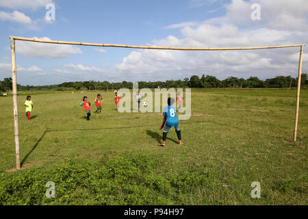 Dhaka, Bangladesh. Les Bangladaises prendre part à une pratique saison à Kalsindur village, près de la frontière avec l'Inde, au Bangladesh, le 10 juillet 2018. Kalsindur est le plus lointain village de Bangladesh délimité par du Meghalaya en Inde. Plus de 10 filles de l'Kalsindur ont joué sur le village Bangladesh Women's national team. Asad Rehman © / Alamy Stock Photo Banque D'Images