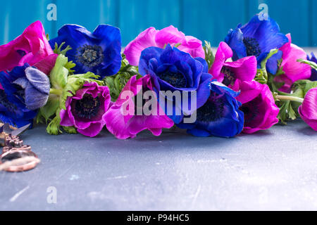 Fleurs bleues et roses sur fond gris. carte postale et l'espace libre pour le texte. Copy space Banque D'Images