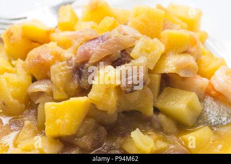 Plat de poisson, de crevettes et de pommes de terre de basse mer Banque D'Images