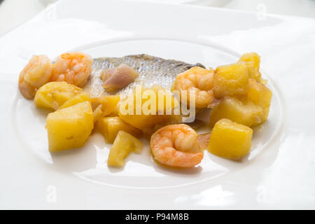 Plat de poisson, de crevettes et de pommes de terre de basse mer Banque D'Images