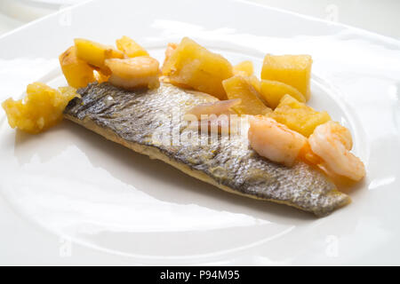 Plat de poisson, de crevettes et de pommes de terre de basse mer Banque D'Images