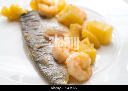 Plat de poisson, de crevettes et de pommes de terre de basse mer Banque D'Images