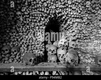 Affichage noir et blanc d'ossements humains et de squelettes à Sedlec ossuaire. Banque D'Images