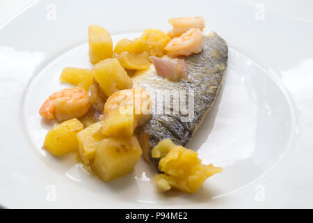 Plat de poisson, de crevettes et de pommes de terre de basse mer Banque D'Images