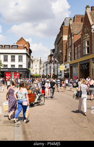 Sidney Street avec ses boutiques et shoppers marche sur une journée ensoleillée, Cambridge, Royaume-Uni Banque D'Images