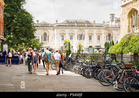 St Marys passage de piétons et de Kings College en arrière-plan, Cambridge, Royaume-Uni Banque D'Images