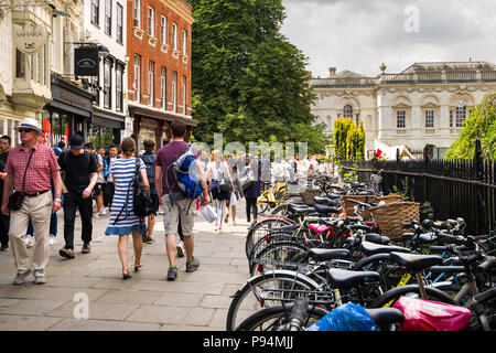 St Marys passage de piétons et de Kings College en arrière-plan, Cambridge, Royaume-Uni Banque D'Images