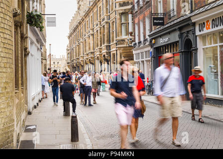 Les piétons marchant le long de la Trinity Street, Cambridge, Royaume-Uni Banque D'Images