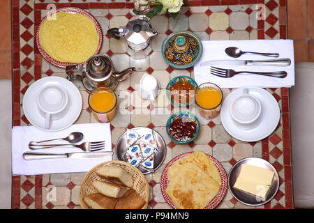 Délicieux petit-déjeuner de style marocain servi dans riad traditionnel marocain (hôtel) Banque D'Images
