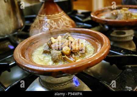 Tajine boeuf marocain avec les dattes et les amandes Banque D'Images