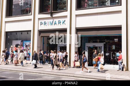 Oxford Street, Londres, Royaume-Uni. 10 juin 2018. Primark store dans Oxford street avec des gens qui marchent à l'avant. Primark est budget vente chaîne coût réduit, Banque D'Images