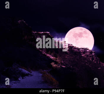 Paysage surréaliste géant avec pleine lune sur les falaises du Grand Canyon. Banque D'Images