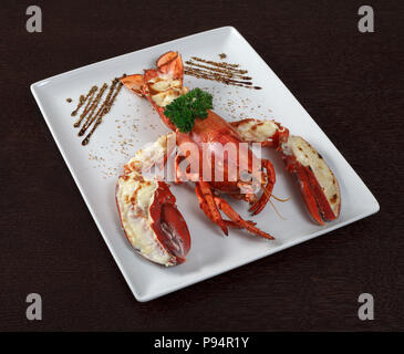 Le homard. Un plat de homard et le persil. Plaque blanche sur table en bois. Vue de côté. Banque D'Images