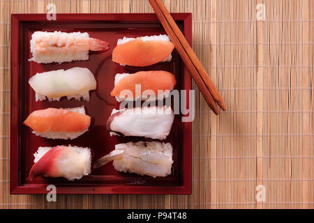 Sushi assortis baguettes bac Vue de dessus Banque D'Images