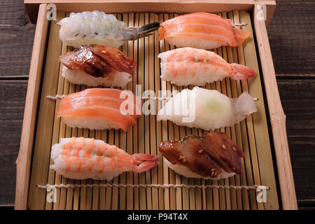 Boîte à emporter sushi assortis bac Banque D'Images