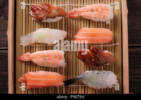 Assortiment de différents Sushi à emporter vue du dessus du bac en bois Banque D'Images