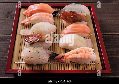 Assortiment de sushis divers bac bambou rouge Banque D'Images