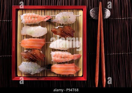 Les sushis japonais Les divers bambou rouge assortiment de baguettes bac Banque D'Images