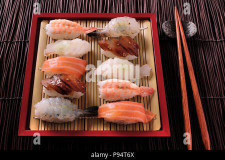 Les sushis japonais Les divers bambou rouge assortiment de baguettes bac Banque D'Images