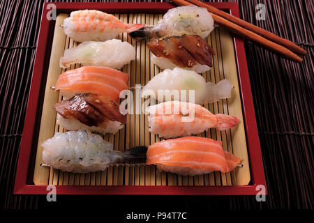 Les sushis japonais Les différentes Baguettes en bambou rouge plateau tray Banque D'Images