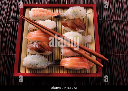 Les sushis japonais Les différentes Baguettes en bambou rouge plateau tray Banque D'Images