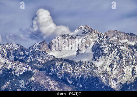 Vue panoramique de Wasatch Front Rocky Mountain, mettant en relief les PIC et Thunder Mountain à partir de la grande vallée du lac salé au début du printemps avec melti Banque D'Images