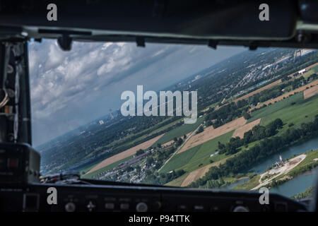 Vue de Columbus, Ohio hors de la fenêtre du cockpit d'un KC-135 Stratotanker avec la 121e Escadre de ravitaillement en vol, de l'Ohio, le 27 juin 2018. La 121e ARW est situé sur la base de la Garde nationale aérienne Rickenbacker, l'Ohio, qui est situé à 16 kilomètres du centre-ville de Columbus. (U.S. Photo de la Garde nationale aérienne d'un membre de la 1re classe Tiffany A. Emery) Banque D'Images