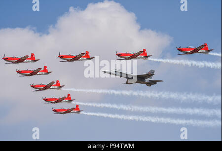 Les pilotes de la force aérienne suisse démontrer les capacités de vol d'un F/A-18C Hornet et Pilatus NCPC-7 2018 Turbotrainers au cours de la Royal International Air Tattoo à Fairford de la RAF, Royaume-Uni le 13 juillet 2018. Cette année, l'riat a célébré le 100e anniversaire de la RAF et a mis en relief les États-Unis, toujours solide alliance avec le Royaume-Uni. (U.S. Air Force photo par TSgt Brian Kimball) Banque D'Images