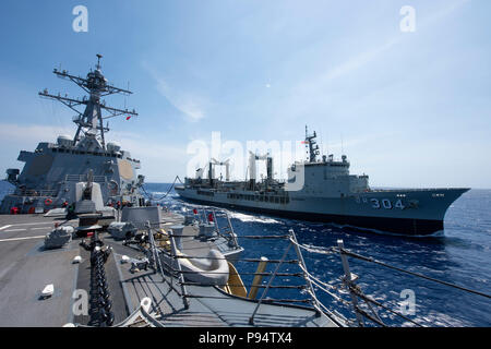 180713-N-ZA692-0137 de l'OCÉAN PACIFIQUE (Juillet 13, 2018) de la Royal Australian Navy reconstitution multi-produits oiler HMAS Success (ou 304) envoie le carburant à missiles USS Preble (DDG 88) au cours de l'exercice Rim of the Pacific (RIMPAC) Le 13 juillet. Vingt-cinq nations, 46 navires, 5 sous-marins, environ 200 avions et 25 000 personnes participent à l'EXERCICE RIMPAC du 27 juin au 2 août dans et autour des îles Hawaï et la Californie du Sud. Le plus grand exercice maritime international RIMPAC, fournit une formation unique tout en favorisant le maintien de relations de coopération et de Banque D'Images