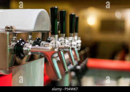 Close up de la bière et de la limonade d'un tour de distribution bar restaurant Banque D'Images