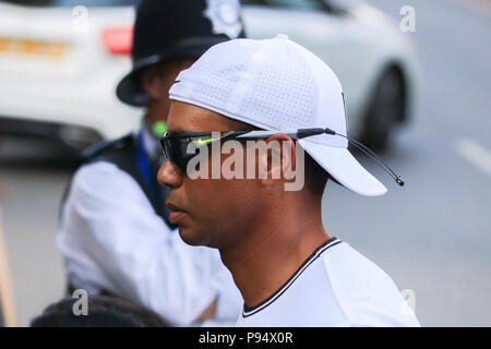 London UK. 14 JUILLET 2018 . Golfeur professionnel américain Tiger Woods portant des lunettes de soleil quitte le All England Club de Wimbledon après la finale dames entre Angelique Kerber et Serena Williams Banque D'Images