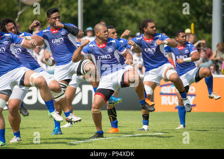 Heidelberg, Allemagne. 14 juillet, 2018. Qualificatif pour la Coupe du Monde de Rugby 2019 au Japon entre Deutschland et Samoa. L'équipe de Samoa faisant la Siva Tau danse de guerre avant le match. Credit : Jürgen Keßler/dpa/Alamy Live News Banque D'Images