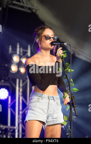 Nina Nesbitt en prestation au Festival 2018 Cornbury, Chadlington, Oxfordshire Crédit : John Lambeth/Alamy Live News Banque D'Images