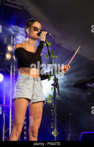 Nina Nesbitt en prestation au Festival 2018 Cornbury, Chadlington, Oxfordshire Crédit : John Lambeth/Alamy Live News Banque D'Images