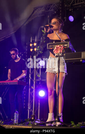 Nina Nesbitt en prestation au Festival 2018 Cornbury, Chadlington, Oxfordshire Crédit : John Lambeth/Alamy Live News Banque D'Images