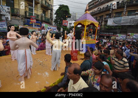 Kolkata, Inde. 14 juillet, 2018. Des centaines de dévots hindous célèbrent la Rath Yatra (voyage de chars avec les divinités de Jagannath, Balaram et Subhadra) qu'organisée par l'Association internationale pour la conscience de Krishna (ISKCON). Credit : Biswarup Ganguly/Alamy Live News Banque D'Images